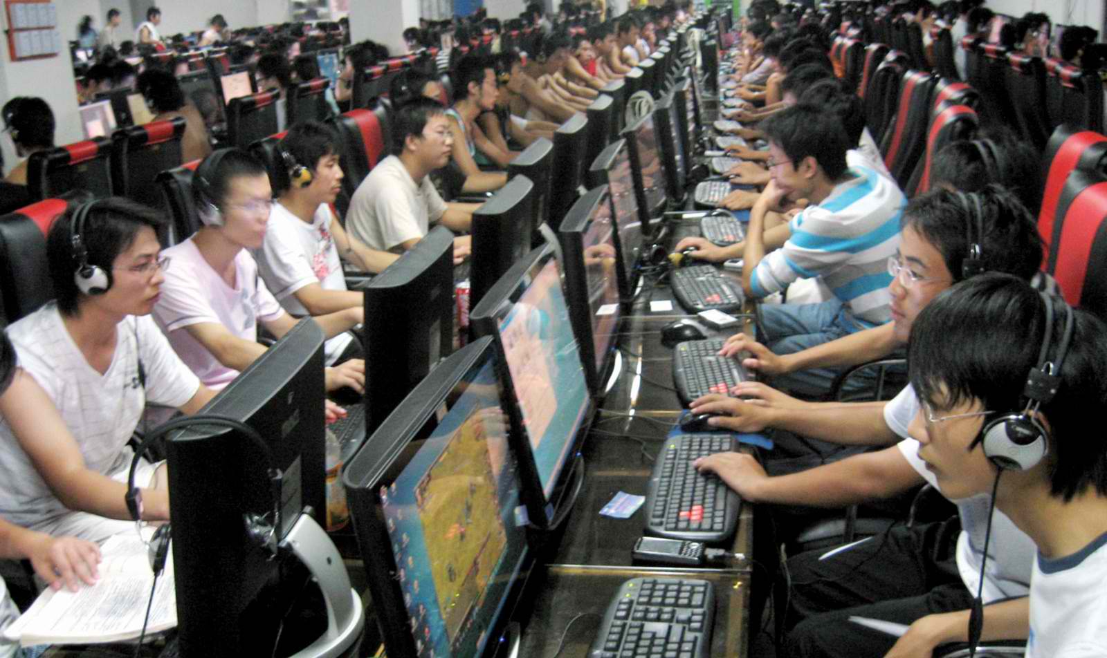chinese-internet-users-in-internet-cafe2